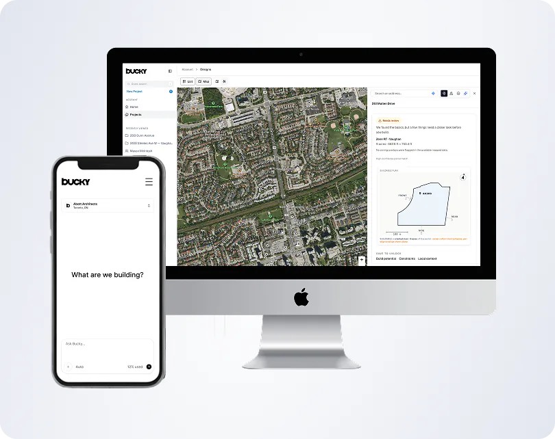 Bucky ouvert sur un ordinateur de bureau, montrant une carte satellite du site à côté d'un panneau de plan constructible, avec Ask Bucky sur un téléphone à côté